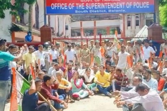 Congress protested before Belonia PS with an allegation of detaining 4 Congress supporters over fabricated case